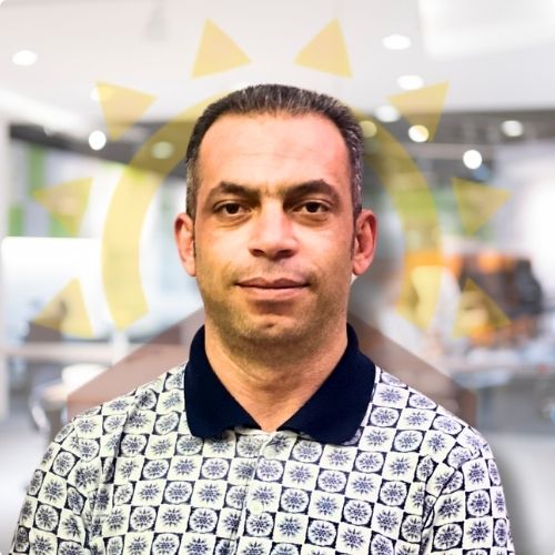 اسماعیل ابراهیمی 1 اگر قصد دارید در محلههای پرآوازه و پُرتقاضایی همچون ستارخان، دریان نو، حبیباله، شهرآرا یا تهرانویلا ملک بخرید یا بفروشید، «بهترین مشاور منطقه اسماعیل ابراهیمی» انتخابی ایدئال بهشمار میرود. ایشان از تاریخ ۱۳۹۵/۰۸/۰۸ بهطور جدی فعالیت خود را در عرصه املاک آغاز کرده و طی این سالها توانسته با رویکردی کاملاً حرفهای و مشتریمدارانه، جایگاهی ویژه در بازار تهران برای خود ایجاد کند. آنچه «برترین کارشناس املاک اسماعیل ابراهیمی» را متمایز میسازد، تخصص منحصربهفرد در خرید ملک و فروش یا حتی تهاتر آپارتمانهای ۲خواب تا ۴خواب است. ایشان در این حوزه، شناختی دقیق از جزئیات فنی و ارزشگذاری ملک دارد و همواره تلاش میکند بهترین گزینهها را بر اساس بودجه و سلیقه مشتری ارائه دهد. مهم نیست در جستجوی واحدی نقلی باشید یا به آپارتمانی با متراژ بزرگتر و امکانات کامل فکر کنید، اسماعیل ابراهیمی با تجربه چندین ساله خود در بازار، میتواند مسیر را برایتان هموار سازد. مهارتی که او در شناسایی فرصتهای سرمایهگذاری دارد، نتیجه تعامل نزدیک با مالکان، سازندگان و سرمایهگذاران این محدوده است؛ محدودهای که محلههای جذابی مانند دریان نو و تهرانویلا را در بر میگیرد و به دلیل دسترسی مناسب به شریانهای اصلی شهر، همواره گزینهای محبوب برای خریداران محسوب میشود. چنانچه قصد داشته باشید واحدی برای سکونت بیابید یا حتی بهدنبال اجاره ملک باشید، میتوانید روی مشاوره دلسوزانه اسماعیل ابراهیمی حساب کنید. رزومه کاری او همچنین نشاندهنده ارتباط مؤثر با دفاتر شناختهشدهای مانند «املاک خاورمیانه» و املاک مدیترانه است؛ همکاری با چنین مجموعههایی هم گویای دانش بالای او درباره بازار املاک و هم بیانگر اخلاق حرفهایاش در مسیر انجام معاملات شفاف و منصفانه است. علاوه بر آپارتمانهای ۲ تا ۴ خوابه، اگر به فکر ملک کلنگی، ملک مسکونی یا حتی ملک ویلایی هم باشید، قطعاً از راهنماییهای اسماعیل ابراهیمی بهرهمند خواهید شد. در بین معاملات موفق او، موارد متعددی وجود دارند که در کوتاهترین زمان و با رضایت دو طرف به سرانجام رسیدهاند. این موفقیتها تنها با داشتن حس مسئولیت، پیگیری مداوم و ارائه اطلاعات شفاف به مشتریان میسر میشود. اسماعیل ابراهیمی بر این باور است که اعتمادسازی از طریق صداقت در گفتار و التزام به خوشقولی، کلید اصلی در حرفه مشاوره املاک است. نکتهای که باید به آن توجه داشت، توانایی مثالزدنی اسماعیل ابراهیمی در مدیریت تهاتر ملک است؛ روشی که گاه برای خریداران و فروشندگانی که به معامله پایاپای ملک علاقه دارند، بسیار سودمند واقع میشود. تسلط بر قوانین و مراحل اداری مربوط به تهاتر، از جمله امتیازهای او محسوب میشود و میتواند خیال شما را از بابت روند کار راحت کند. همچنین شایان ذکر است که اسماعیل ابراهیمی یکی از مشاوران شاخص حاضر در نمایندگان املاک مدیترانه اسماعیل ابراهیمی بهشمار میآید؛ مجموعهای که با گردآوری متخصصان برجسته، در تلاش است تجربهای عالی را به مشتریان عرضه نماید. اگر میخواهید در منطقهای خوشنام همچون ستارخان، دریان نو، حبیباله، شهرآرا یا تهرانویلا به معامله ملک بپردازید یا از فرصت تهاتر آپارتمانهای ۲خواب تا ۴خواب بهرهمند شوید، توصیه میکنیم لیست فایلهای «اسماعیل ابراهیمی» را بررسی کنید. با یک تماس ساده میتوانید از دانش و تسلط وی در حوزه املاک بهرهمند شده و یک گام بزرگ به سوی معاملهای موفق بردارید.