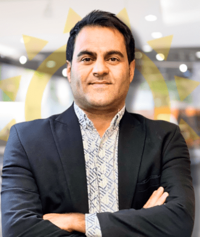 سجاد اصغرنژاد، به‌عنوان «متخصص فروش سریع املاک» و از چهره‌های خوش‌نام بازار مسکن در غرب تهران، از تاریخ ۱۳۹۵/۲/۳ فعالیت حرفه‌ای خود را آغاز کرده و امروز به یکی از نمایندگان املاک مدیترانه و املاک خاورمیانه بدل شده است. با منطقه‌کاری فعال در ستارخان، صادقیه و طرشت، آقای اصغرنژاد توانسته است با تکیه بر فایلینگ گسترده و به‌روز خود، نیازهای متنوع مشتریان را در کوتاه‌ترین زمان ممکن پاسخ دهد. مهارت ایشان در تحلیل بازار و سرعت در فروش ملک باعث شده بسیاری از سرمایه‌گذاران و مالکان، به صورت مستمر با ایشان همکاری داشته باشند. تسلط کامل به زبان‌های فارسی، گیلکی، ترکی و انگلیسی باعث شده سجاد اصغرنژاد بتواند با مشتریان از اقشار مختلف به شکلی روان و مؤثر ارتباط برقرار کند و فضای مذاکره را به بهترین شکل مدیریت نماید. این ویژگی او را در میان همکاران و مشتریان به عنوان شخصی حرفه‌ای، صبور و قابل اعتماد مطرح کرده است. در کارنامه حرفه‌ای آقای اصغرنژاد، فروش موفق انواع اپارتمان، ملک ویلایی، ملک مسکونی و حتی ملک کلنگی به چشم می‌خورد. ایشان با نگاهی دقیق و شناخت منطقه‌ای، مناسب‌ترین پیشنهادها را با توجه به هدف، بودجه و سبک زندگی مشتری ارائه می‌دهد. یکی از نقاط قوت مهم در کار سجاد اصغرنژاد، مشاوره بی‌طرفانه و مشتری‌مدارانه اوست. در پرونده‌های متعدد خرید ملک یا اجاره ملک، شاهد بوده‌ایم که ایشان همواره منافع مشتری را در اولویت قرار داده و با پیگیری دقیق و صبر مثال‌زدنی، معامله‌ای موفق و رضایت‌بخش رقم زده است. با بهره‌گیری از پلتفرم‌ها و شبکه‌سازی حرفه‌ای، سجاد اصغرنژاد توانسته است ارتباط مستمر و فعالی با دیگر مشاوران، سازندگان و مالکان کلیدی برقرار کند. همین شبکه‌سازی گسترده باعث می‌شود فایل‌های ویژه و فرصت‌های ناب، در اختیار متقاضیان او قرار گیرد. جهت دریافت مشاوره تخصصی یا مشاهده فایل‌های فعال آقای اصغرنژاد در منطقه، می‌توانید با شماره ۰۹۱۹۲۲۷۷۴۸۱ تماس بگیرید یا از طریق واتساپ با او در ارتباط باشید. همچنین برای اطلاعات کلی‌تر، می‌توانید موقعیت جغرافیایی این مناطق را در نقشه گوگل بررسی کرده یا از داده‌های تکمیلی در ویکی‌پدیا استفاده نمایید. اگر به‌دنبال همکاری با یکی از متعهدترین و موفق‌ترین مشاوران املاک مدیترانه و املاک خاورمیانه در مناطق پرتقاضای غرب تهران هستید، همکاری با سجاد اصغرنژاد را از دست ندهید. همین حالا تماس بگیرید، فایل‌های ایشان را ببینید و قدمی مطمئن در مسیر انتخاب ملک بردارید.