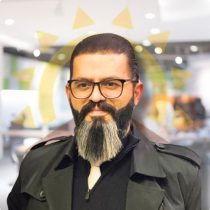 مشاوره املاک آقای ساجدی با عنوان «بهترین مدیر معاملات ملکی»، از برترین نام‌ها در حوزه مدیریت معاملات و قراردادهای ملکی است که از ابتدای فروردین سال ۱۳۸۷ فعالیت حرفه‌ای خود را آغاز کرده است. آقای ساجدی با تکیه بر نزدیک به دو دهه تجربه عملی و تخصصی، اعتماد و رضایت مشتریان خود را در بالاترین سطح کسب کرده است. وی به عنوان یکی از نمایندگان برجسته املاک مدیترانه و املاک خاورمیانه، با تسلط کامل بر زبان‌های فارسی و ترکی، ارتباطی مؤثر و شفاف را با مشتریان خود برقرار کرده و دقیقاً به نیازهای آنان پاسخ می‌دهد. آقای ساجدی تخصص ویژه‌ای در زمینه انعقاد و مدیریت قراردادهای خرید ملک دارد و با رویکردی مشتری‌محور، همواره در جهت تأمین منافع طرفین تلاش می‌کند. دانش حقوقی گسترده و مهارت در مذاکرات حرفه‌ای باعث شده است معاملات ملکی تحت نظارت ایشان، بدون هرگونه پیچیدگی و مشکل، به موفقیت برسند. آقای ساجدی همچنین تجربه بالایی در مدیریت قراردادهای اجاره ملک داشته و توانسته است رضایت طرفین قرارداد را به بهترین شکل فراهم کند. از ویژگی‌های بارز و قابل توجه او، سرعت و دقت بالای وی در انجام معاملات است که به خوبی در انجام پروژه‌های متنوع از جمله معاملات اپارتمان مجلل، ملک مسکونی، ملک ویلایی و ملک کلنگی مشهود است. مدیریت موفقیت‌آمیز ده‌ها پروژه بزرگ و پیچیده در کارنامه حرفه‌ای آقای ساجدی، از او چهره‌ای مطمئن و قابل اعتماد در بازار املاک ساخته است. مشتریانی که یک بار با ایشان همکاری کرده‌اند، به سبب رضایت بالا و نتایج مثبت معاملات خود، همواره آقای ساجدی را به دیگران توصیه می‌کنند. آقای ساجدی علاوه بر مشاوره در حوزه معاملات، به دلیل دانش عمیق خود در زمینه حقوق ملکی و مذاکرات قراردادی، توانسته است در معاملات بزرگ و کوچک همواره بهترین نتایج را رقم بزند. برای آشنایی بیشتر با رزومه حرفه‌ای و مشاهده املاک متنوعی که توسط ایشان مدیریت می‌شود، توصیه می‌کنیم با آقای ساجدی از طریق واتساپ به شماره ۰۹۱۲۸۷۲۷۸۲۸ تماس بگیرید و از مشاوره رایگان و تخصصی ایشان استفاده کنید. همچنین، برای اطلاعات جامع‌تر درباره املاک و سرمایه‌گذاری‌های ملکی، می‌توانید به صفحه ویکی‌پدیا درباره بازار املاک نیز مراجعه نمایید. فرصت همکاری با آقای ساجدی، یکی از بهترین نمایندگان املاک مدیترانه و املاک خاورمیانه، را از دست ندهید و همین امروز مسیر موفقیت در معاملات ملکی را آغاز کنید.